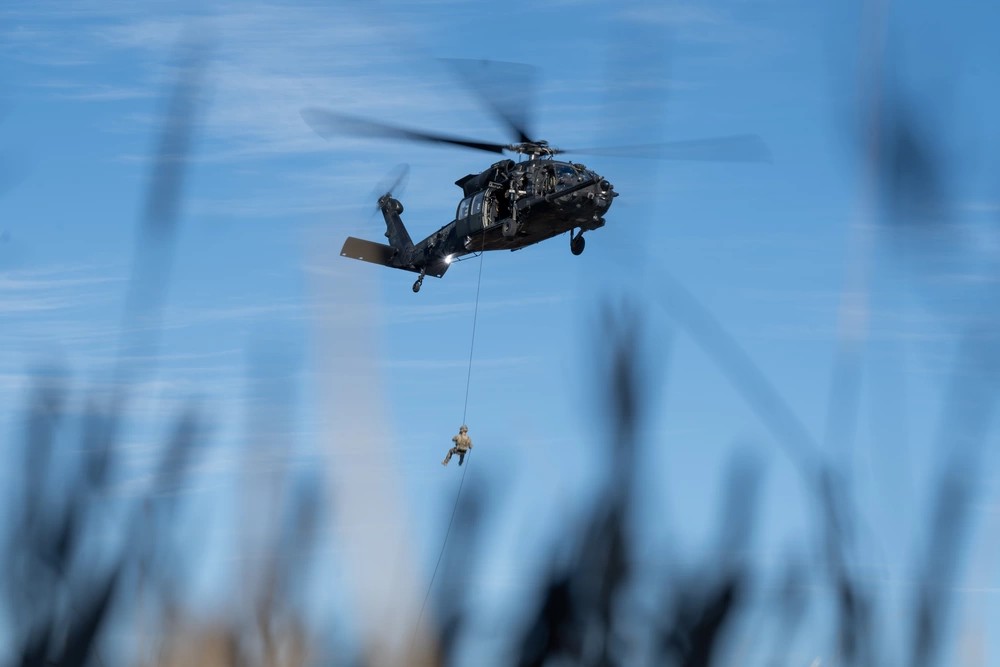 Snipers são treinados em um MH-6 Little Bird junto dos Night Stalkers em março de 2024, nos EUA / Foto: Exército dos EUA