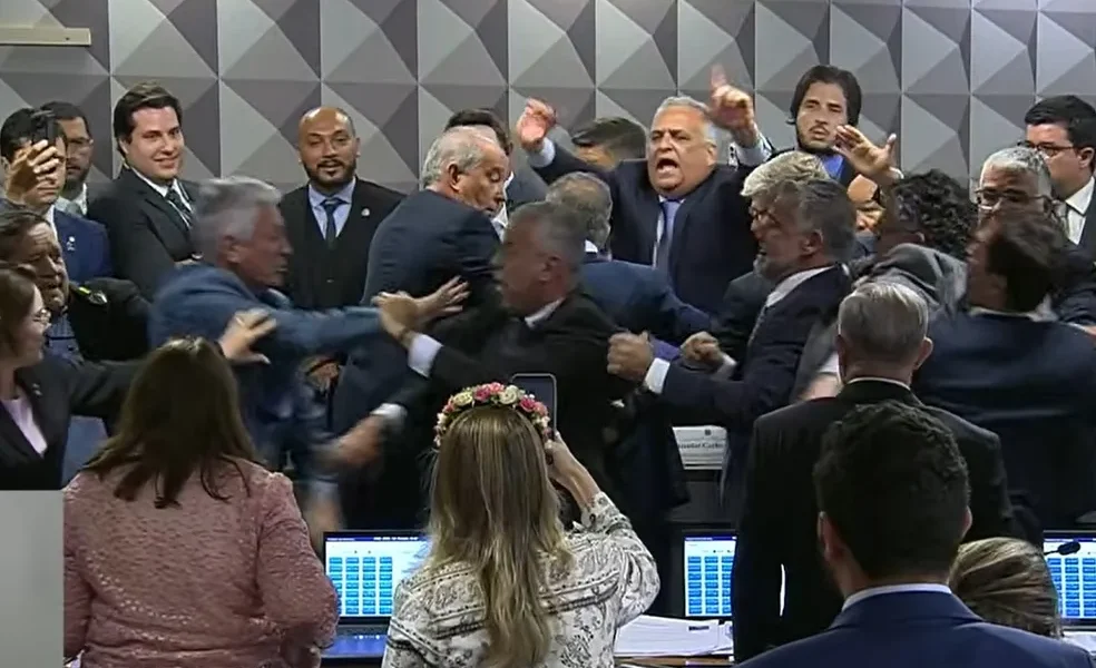CPMI quebra sigilo de Lulinha, sessão termina em tumulto