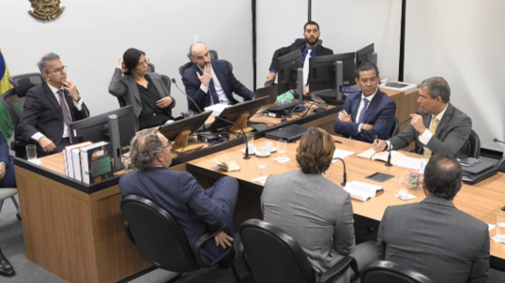 Pai de Vorcaro teria R$ 2 bi ocultos em conta, diz PF