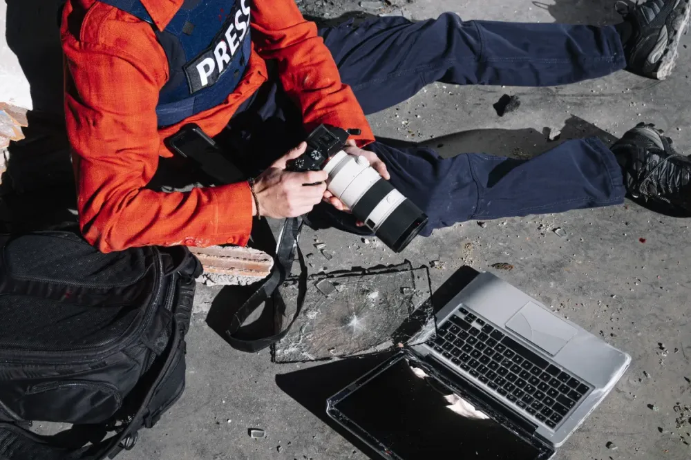 Brasil registrou 900 mil ataques virtuais a jornalistas em 2025