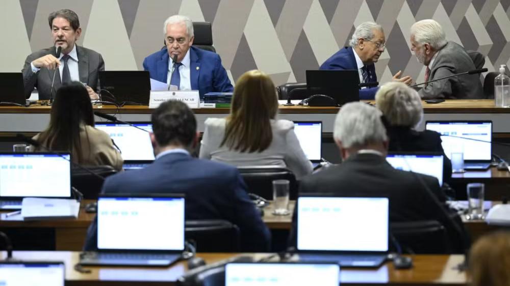 CCJ aprova fim de aposentadoria compulsória como punição