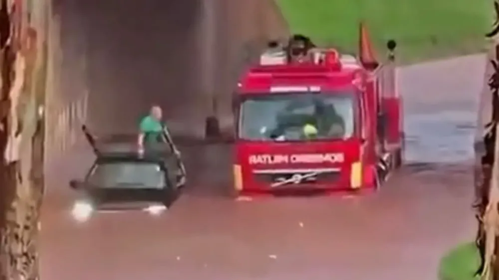 Temporal causa alagamentos e deixa carros ilhados em Goiânia
