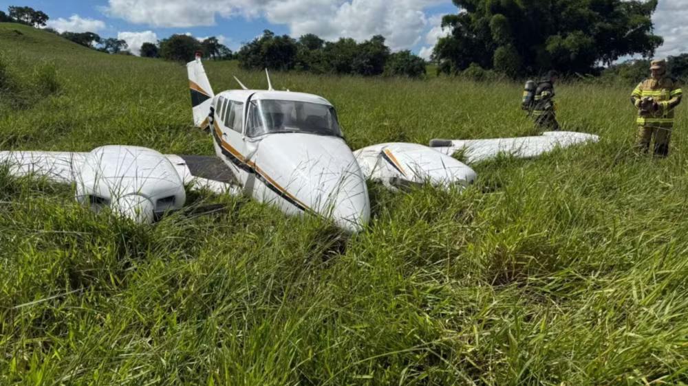 Avião faz pouso de emergência em área rural de Trindade
