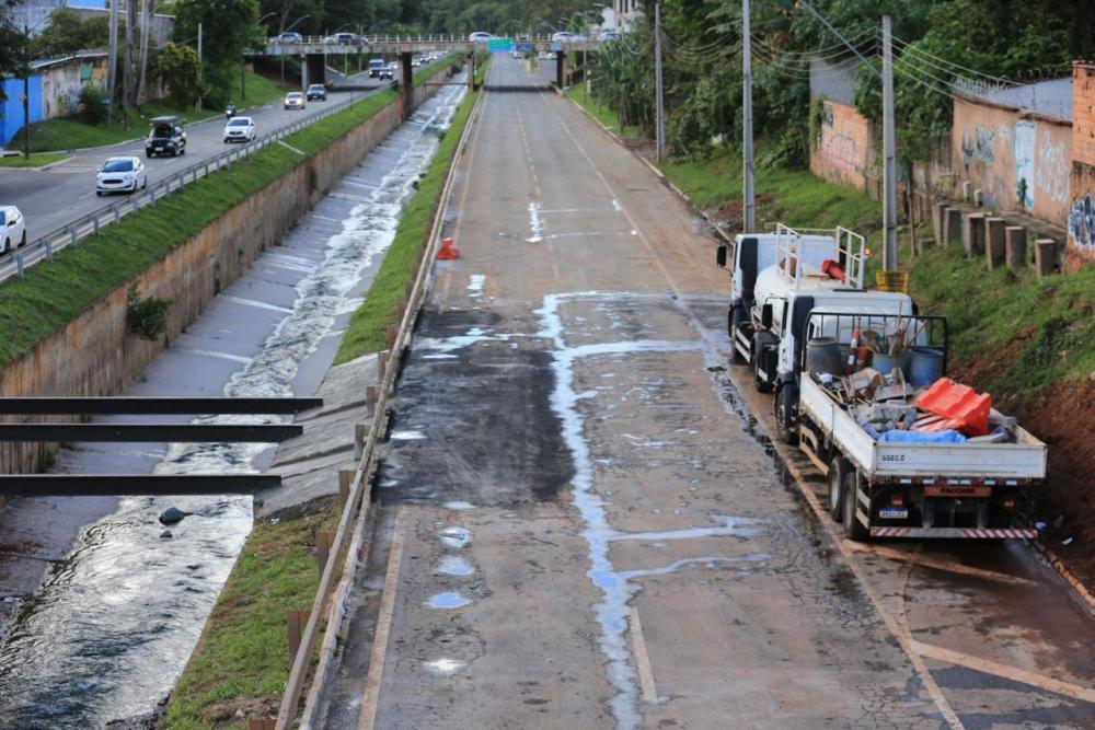 Marginal Botafogo reabre após obra para retirar erosão