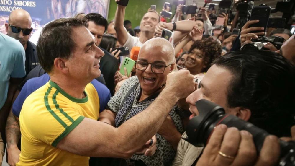 Após viagem aos EUA, Flávio cai e Lula amplia vantagem em pesquisa eleitoral