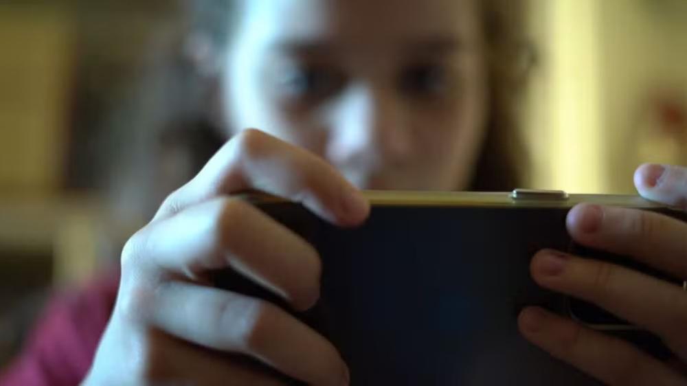 ONU alerta: só limitar idade não protege crianças online
