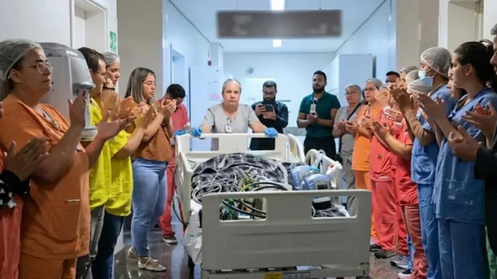 Corpo de casal atropelado por adolescente recebem aplausos em corredores de honra antes da doação de órgãos em Goiânia