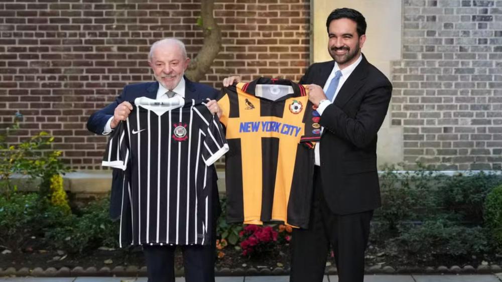 Lula presenteia prefeito de NY com camisa do Corinthians 