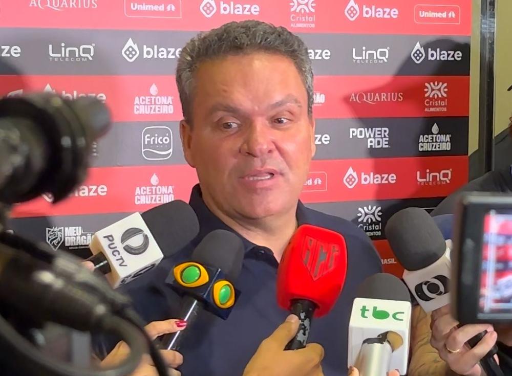 Adson reage a Paulo Vítor após vitória no clássico