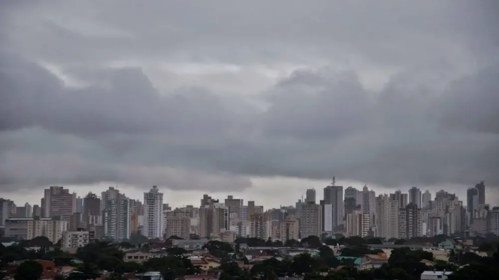 Goiás mantém alerta de tempestades e calor intenso