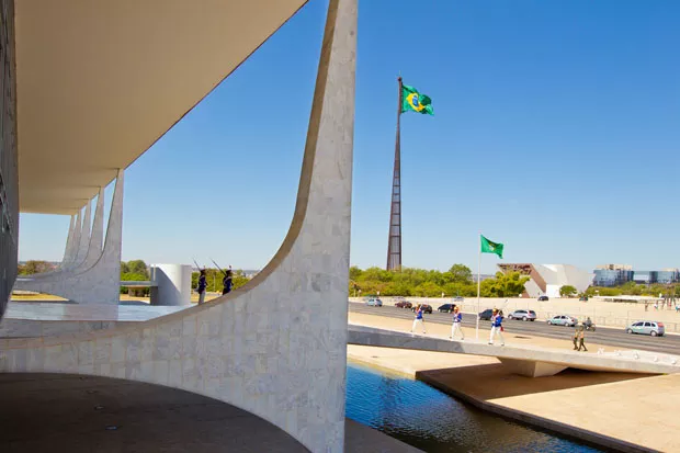 Quaest: Flávio tem 46% e Lula 44% no segundo turno