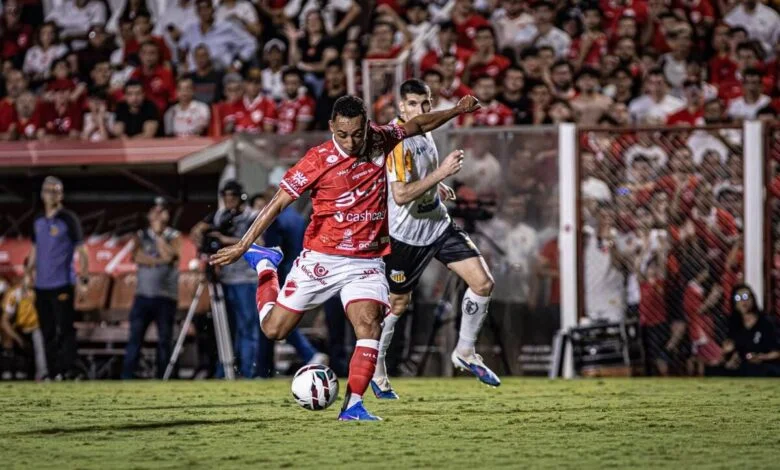 Vila Nova sofre empate no fim, mas segue líder da Série B