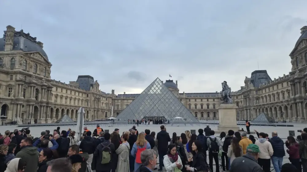 Louvre fecha após estudantes bloquearem entrada em Paris