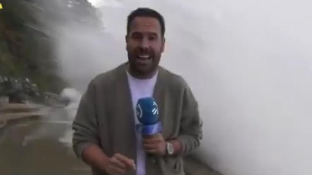 Onda gigante atinge repórter e cinegrafista na Espanha; veja vídeo