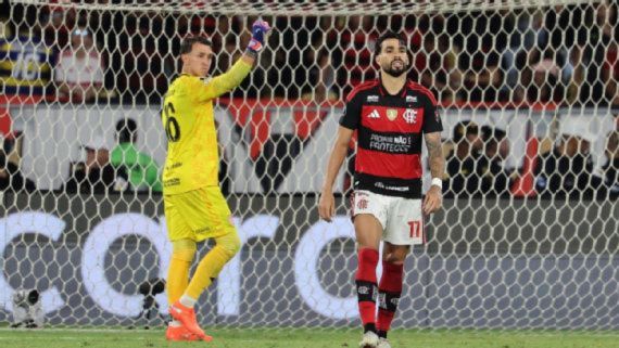 Muslera pega três pênaltis, elimina o Flamengo e leva Estudiantes à final